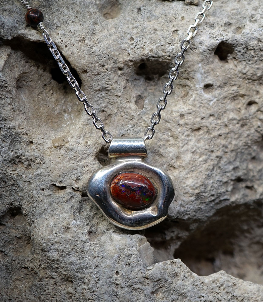 Ses créations sont également visibles à Paris, chez Mad Lords, au 316 rue Saint-Honoré.