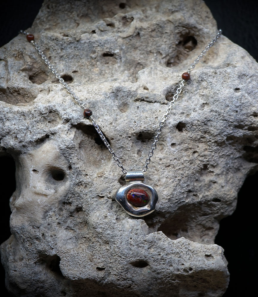 Ses pièces sont aussi à retrouver à Paris, chez Mad Lords, 316 rue Saint-Honoré.