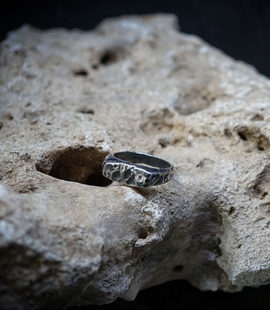 bague en argent vieilli martelé sertie d'un diamant