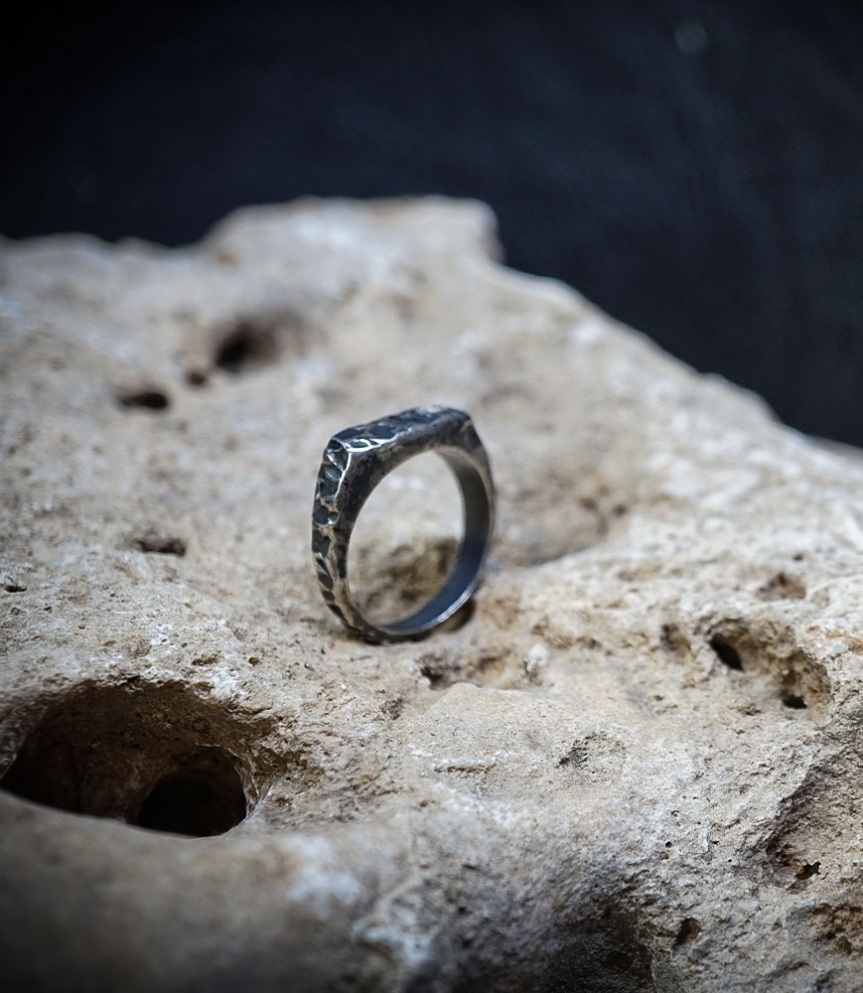 bague en argent vieilli martelé sertie d'un diamant