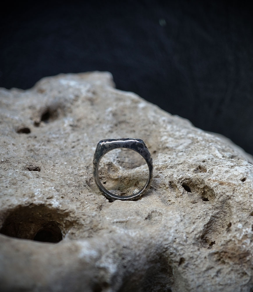bague en argent vieilli martelé sertie d'un diamant