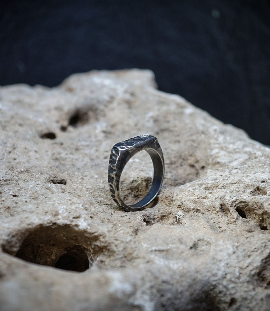 bague en argent vieilli martelé sertie d'un diamant