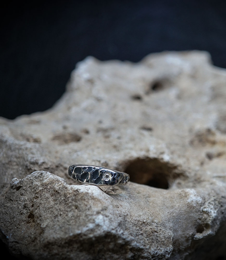 bague en argent vieilli martelé sertie d'un diamant