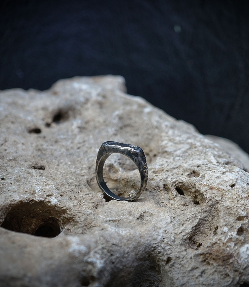 bague en argent vieilli martelé sertie d'un diamant
