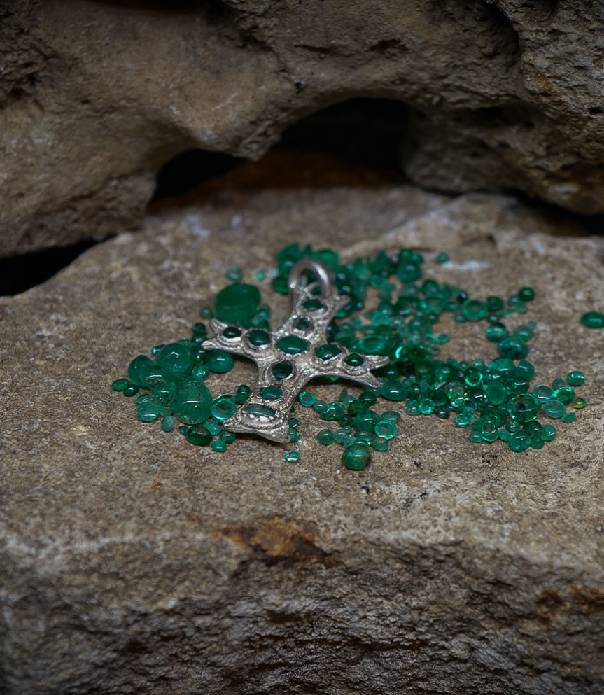 Collier en Argent Massif et emeraudes cabochon.  Matière: Argent massif 925/1000 Pierre:  Emeraudes 2,4 carats Poids: 7,5 gramme