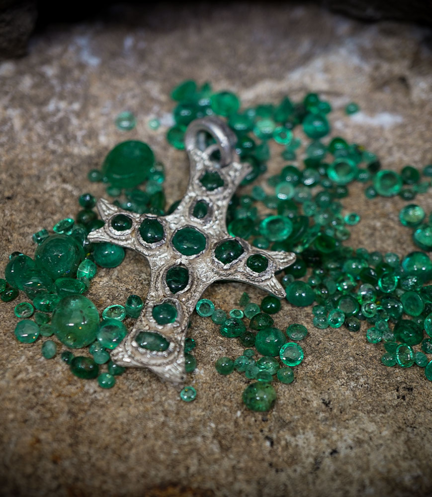 Collier en Argent Massif et emeraudes cabochon.  Matière: Argent massif 925/1000 Pierre:  Emeraudes 2,4 carats Poids: 7,5 gramme