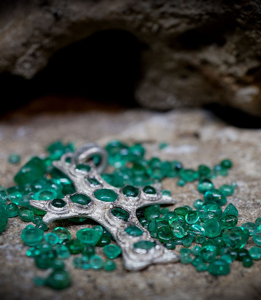 Collier en Argent Massif et emeraudes cabochon.  Matière: Argent massif 925/1000 Pierre:  Emeraudes 2,4 carats Poids: 7,5 gramme