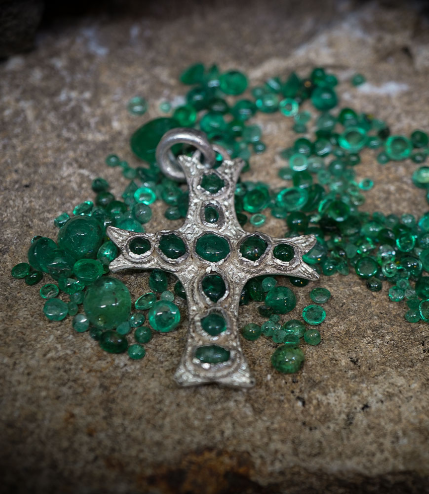Collier en Argent Massif et emeraudes cabochon.  Matière: Argent massif 925/1000 Pierre:  Emeraudes 2,4 carats Poids: 7,5 gramme