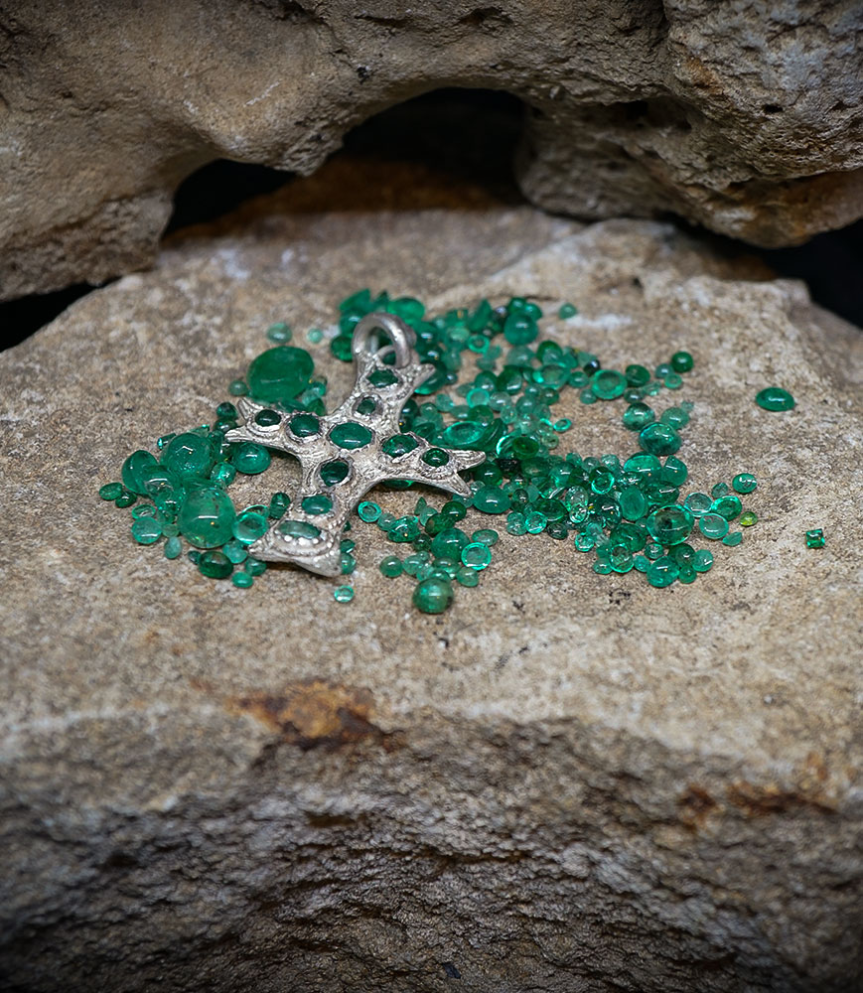 Collier en Argent Massif et emeraudes cabochon.  Matière: Argent massif 925/1000 Pierre:  Emeraudes 2,4 carats Poids: 7,5 gramme