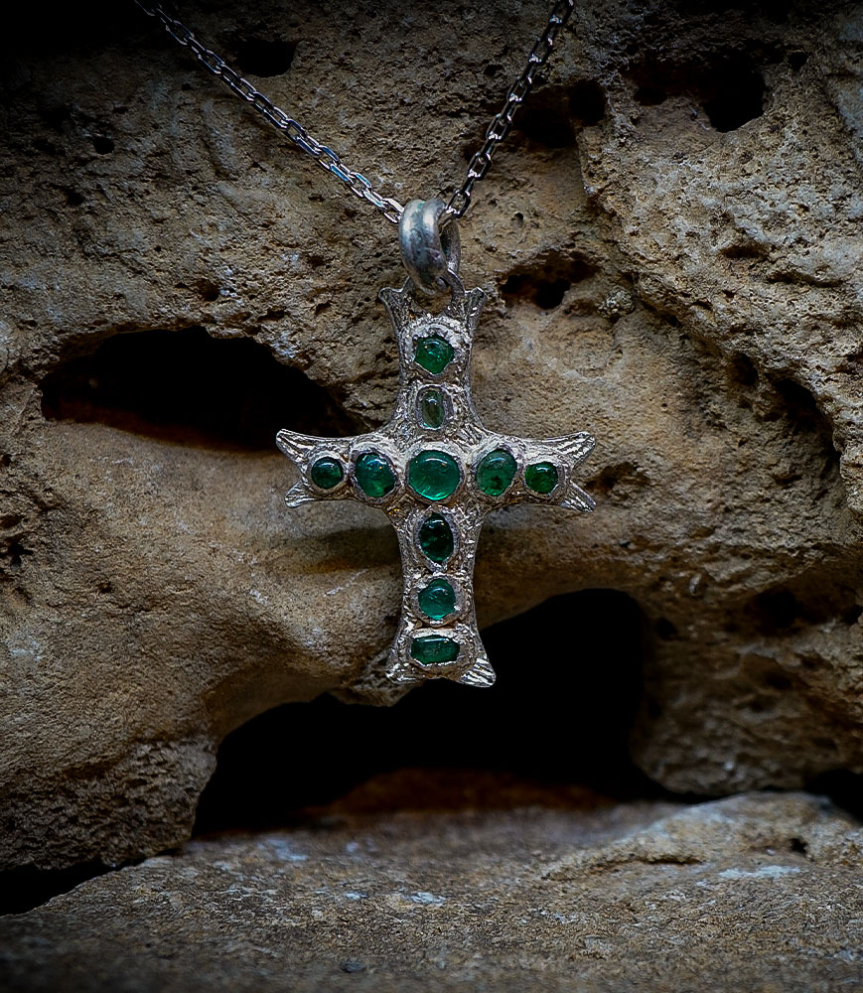 Collier en Argent Massif et emeraudes cabochon.  Matière: Argent massif 925/1000 Pierre:  Emeraudes 2,4 carats Poids: 7,5 gramme