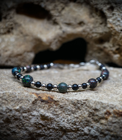 Lovely Storm Collection - bracelet Opale en Onyx et argent. Matière:  Argent 925/1000 (8,6 grammes) Pierre: Opales (17,5 carats)