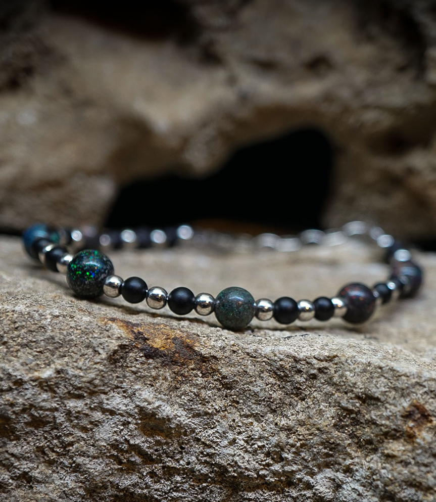 Lovely Storm Collection - bracelet Opale en Onyx et argent. Matière:  Argent 925/1000 (8,6 grammes) Pierre: Opales (17,5 carats)