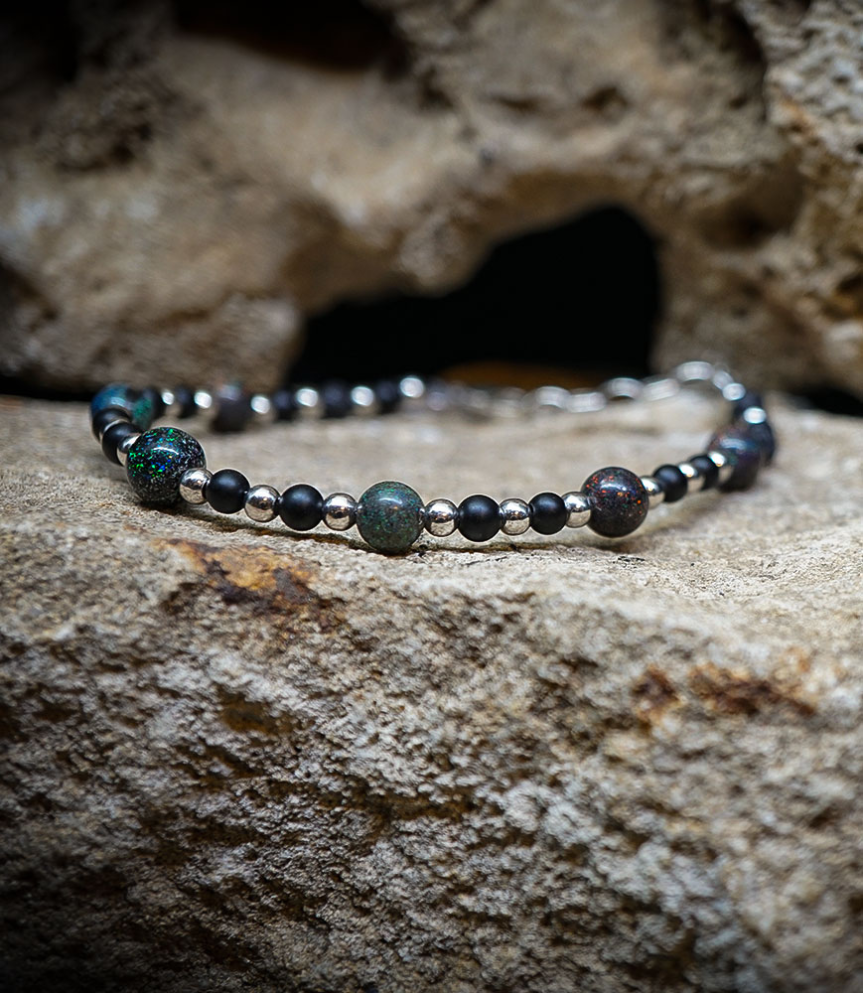 Lovely Storm Collection - bracelet Opale en Onyx et argent. Matière:  Argent 925/1000 (8,6 grammes) Pierre: Opales (17,5 carats)