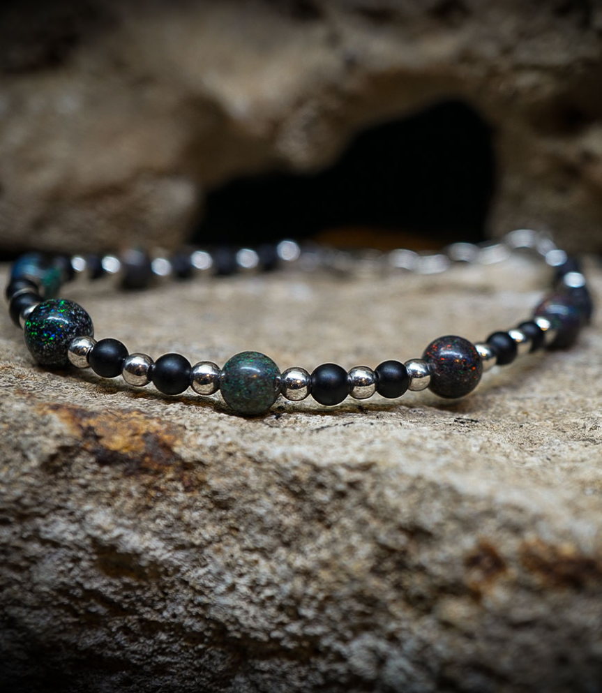 Lovely Storm Collection - bracelet Opale en Onyx et argent. Matière:  Argent 925/1000 (8,6 grammes) Pierre: Opales (17,5 carats)