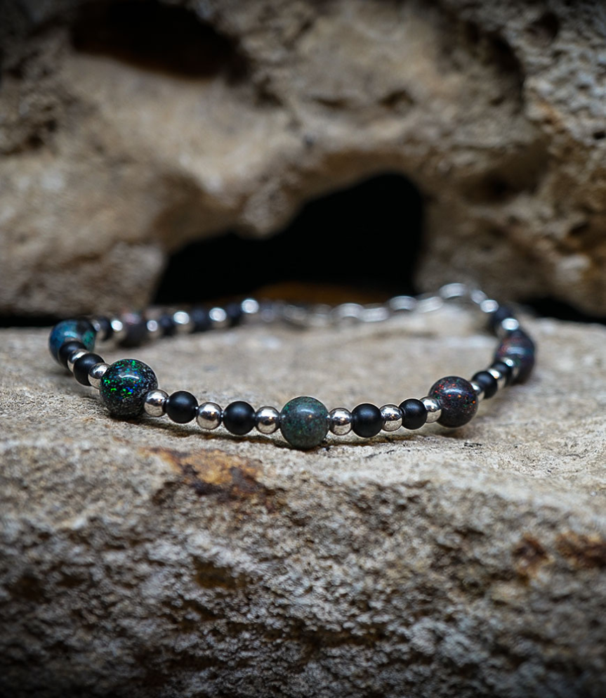 Lovely Storm Collection - bracelet Opale en Onyx et argent. Matière:  Argent 925/1000 (8,6 grammes) Pierre: Opales (17,5 carats)