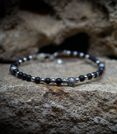 Lovely Storm Collection - Bracelet mètèorite et onyx Matière:  Argent 925/1000 (3,9 grammes) Pierre:  Mètèorite et Onyx Poids: 3