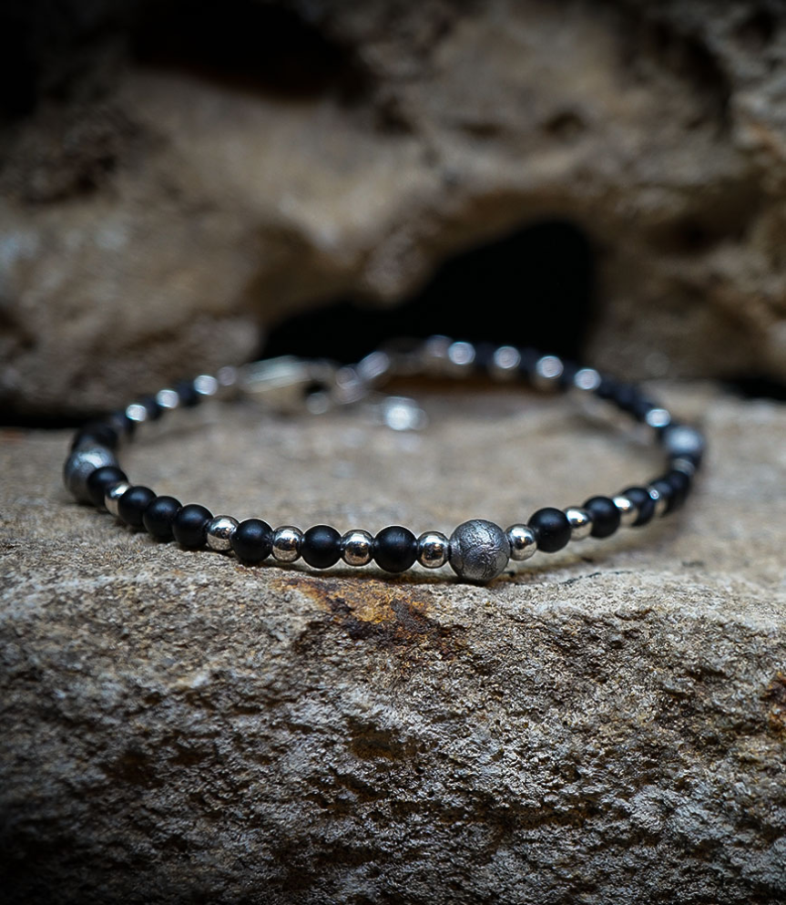 Lovely Storm Collection - Bracelet mètèorite et onyx Matière:  Argent 925/1000 (3,9 grammes) Pierre:  Mètèorite et Onyx Poids: 3
