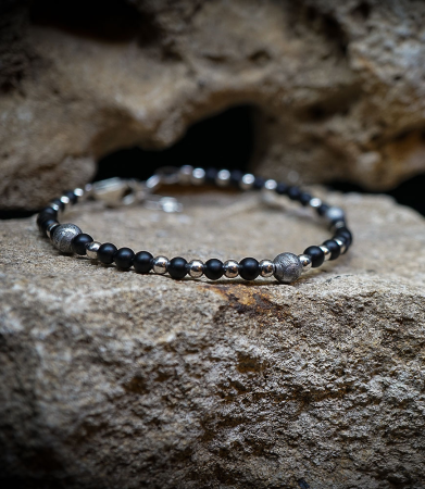 Lovely Storm Collection - Bracelet mètèorite et onyx Matière:  Argent 925/1000 (3,9 grammes) Pierre:  Mètèorite et Onyx Poids: 3