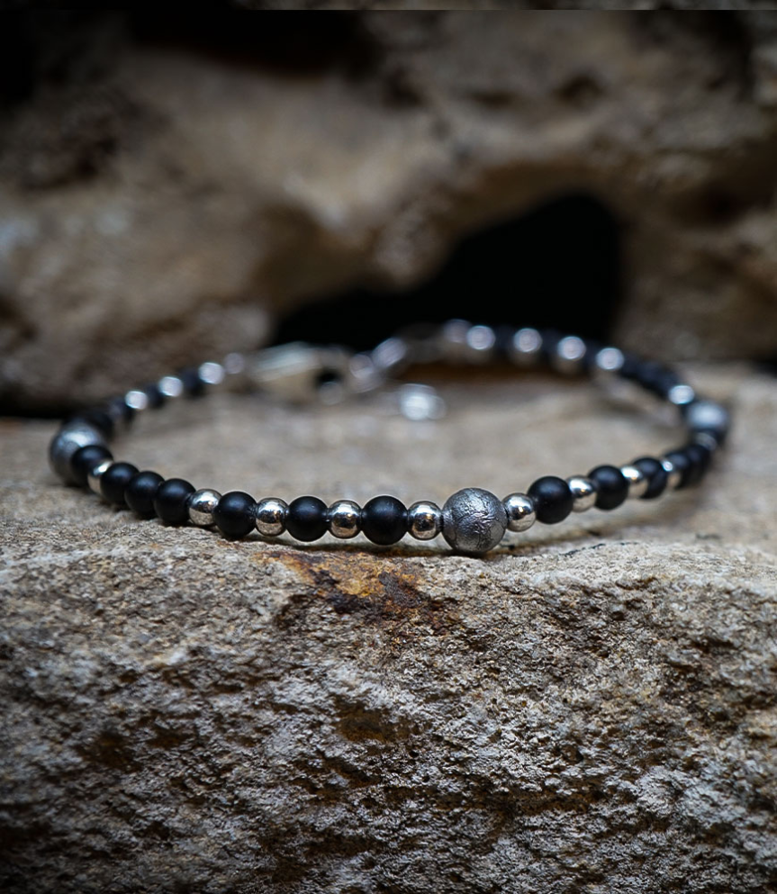 Lovely Storm Collection - Bracelet mètèorite et onyx Matière:  Argent 925/1000 (3,9 grammes) Pierre:  Mètèorite et Onyx Poids: 3