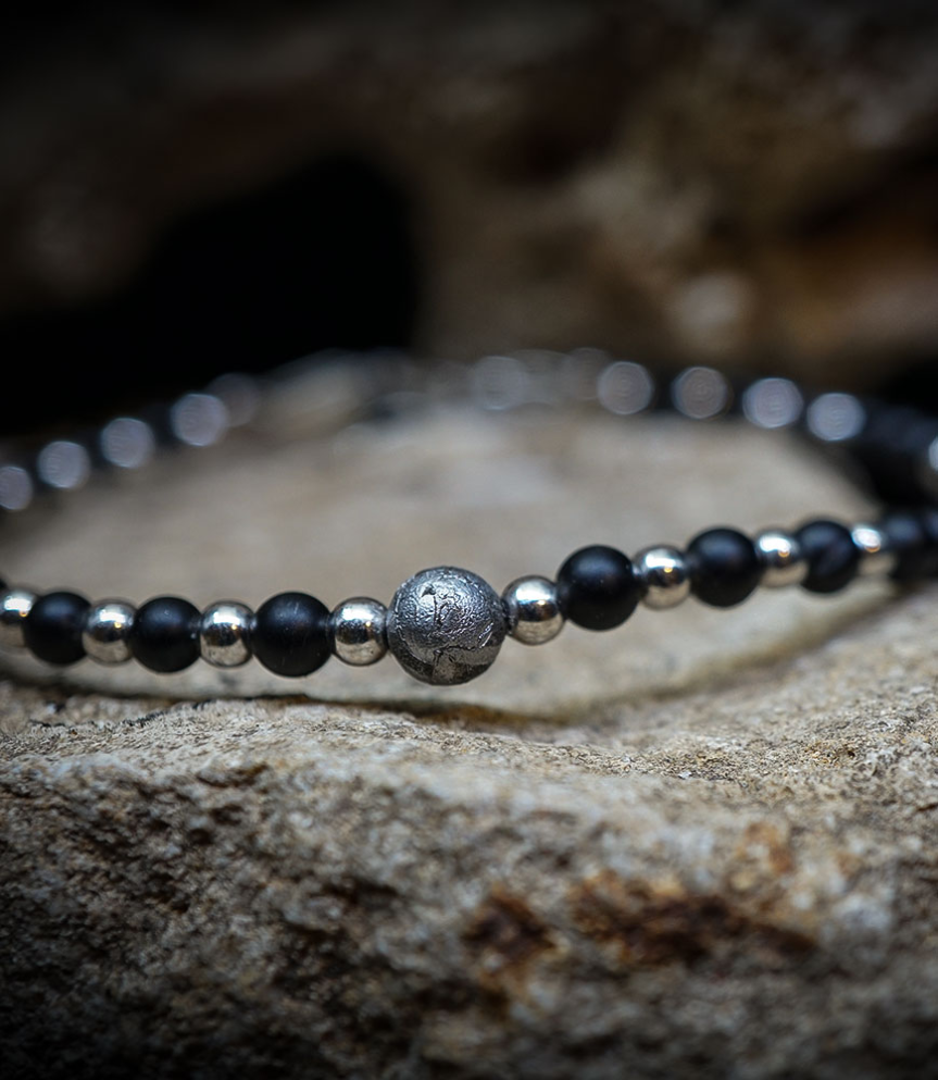 Lovely Storm Collection - Bracelet mètèorite et onyx Matière:  Argent 925/1000 (3,9 grammes) Pierre:  Mètèorite et Onyx Poids: 3