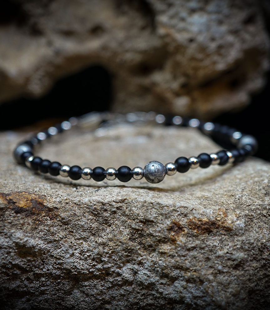 Lovely Storm Collection - Bracelet mètèorite et onyx Matière:  Argent 925/1000 (3,9 grammes) Pierre:  Mètèorite et Onyx Poids: 3