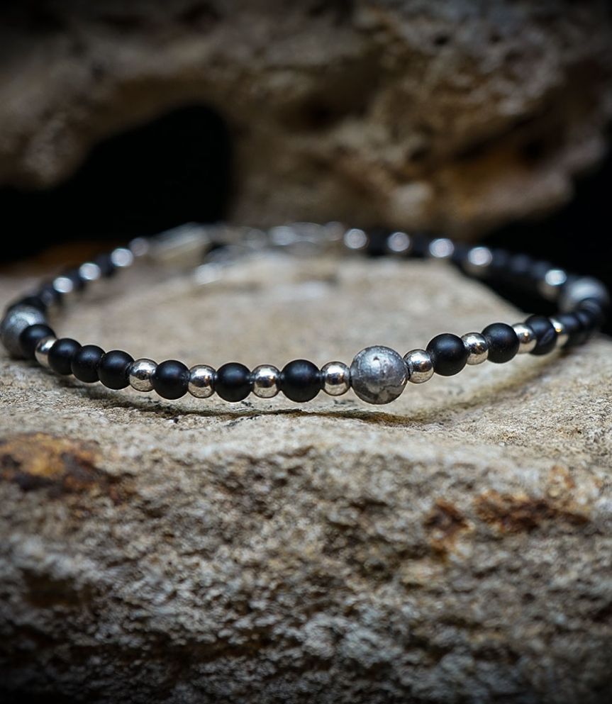 Lovely Storm Collection - Bracelet mètèorite et onyx Matière:  Argent 925/1000 (3,9 grammes) Pierre:  Mètèorite et Onyx Poids: 3