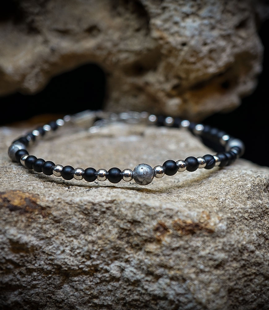 Lovely Storm Collection - Bracelet mètèorite et onyx Matière:  Argent 925/1000 (3,9 grammes) Pierre:  Mètèorite et Onyx Poids: 3