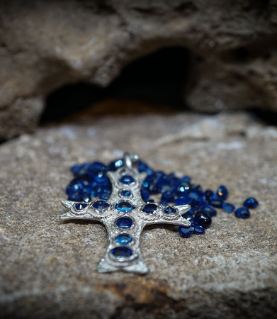 Collier en Argent Massif et Saphir.  Matière: Argent massif 925/1000 Pierre:  Saphir 2,34 carats Poids: 7,65 grammes