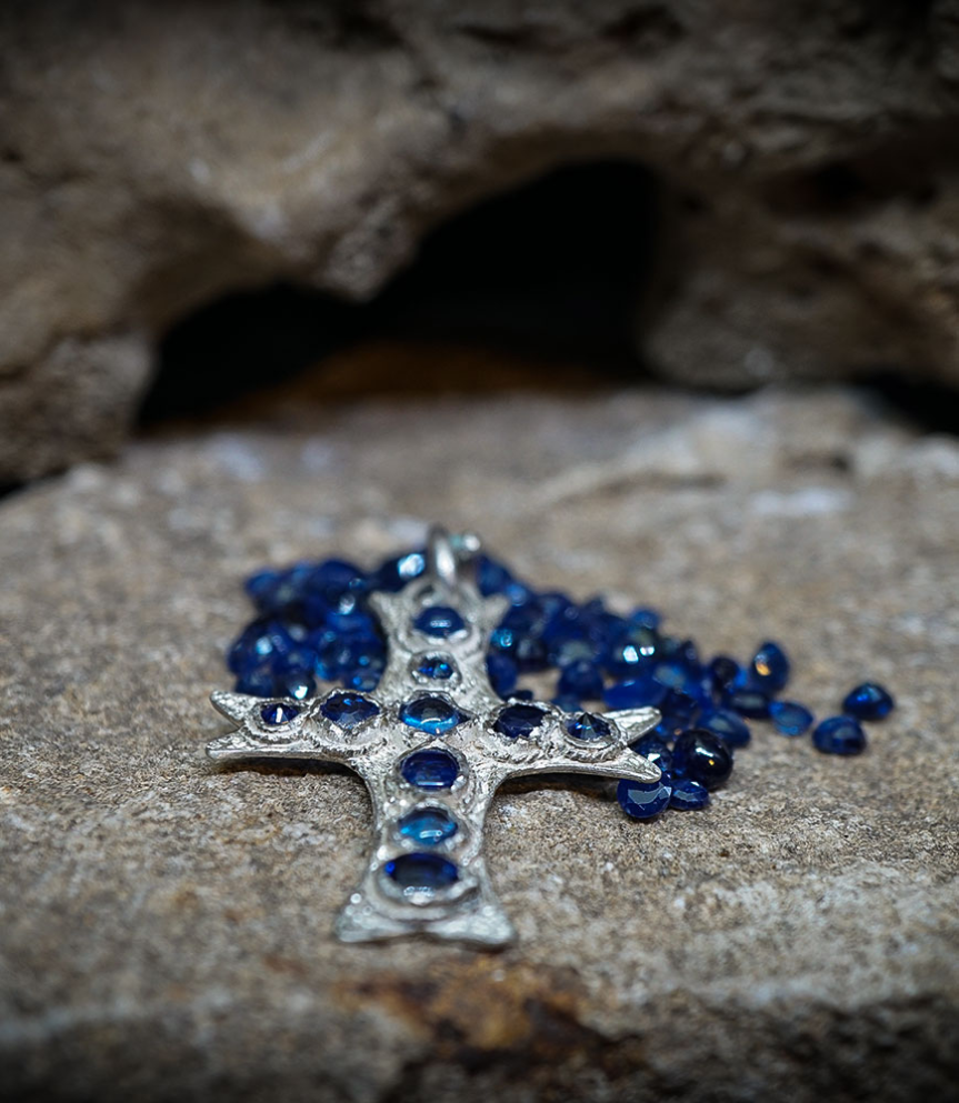 Collier en Argent Massif et Saphir.  Matière: Argent massif 925/1000 Pierre:  Saphir 2,34 carats Poids: 7,65 grammes