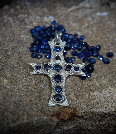 Collier en Argent Massif et Saphir.  Matière: Argent massif 925/1000 Pierre:  Saphir 2,34 carats Poids: 7,65 grammes