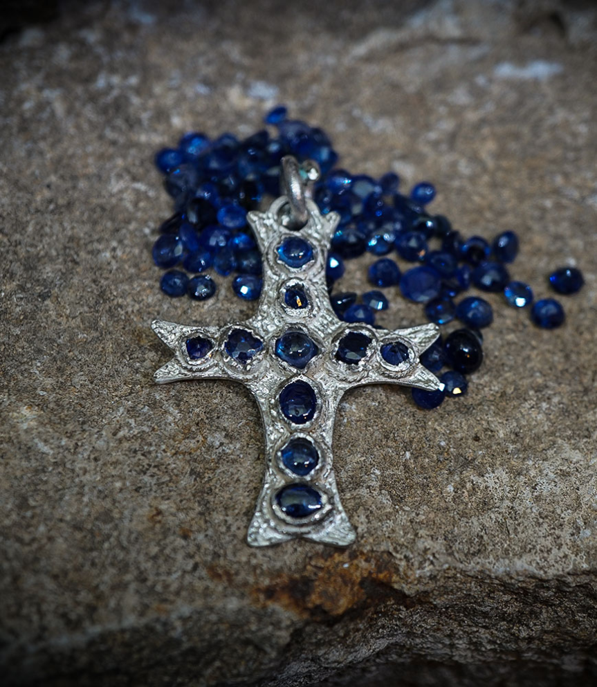 Collier en Argent Massif et Saphir.  Matière: Argent massif 925/1000 Pierre:  Saphir 2,34 carats Poids: 7,65 grammes