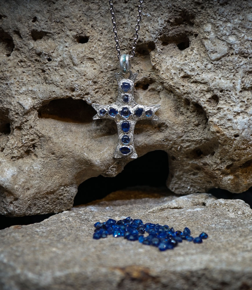 Collier en Argent Massif et Saphir.  Matière: Argent massif 925/1000 Pierre:  Saphir 2,34 carats Poids: 7,65 grammes