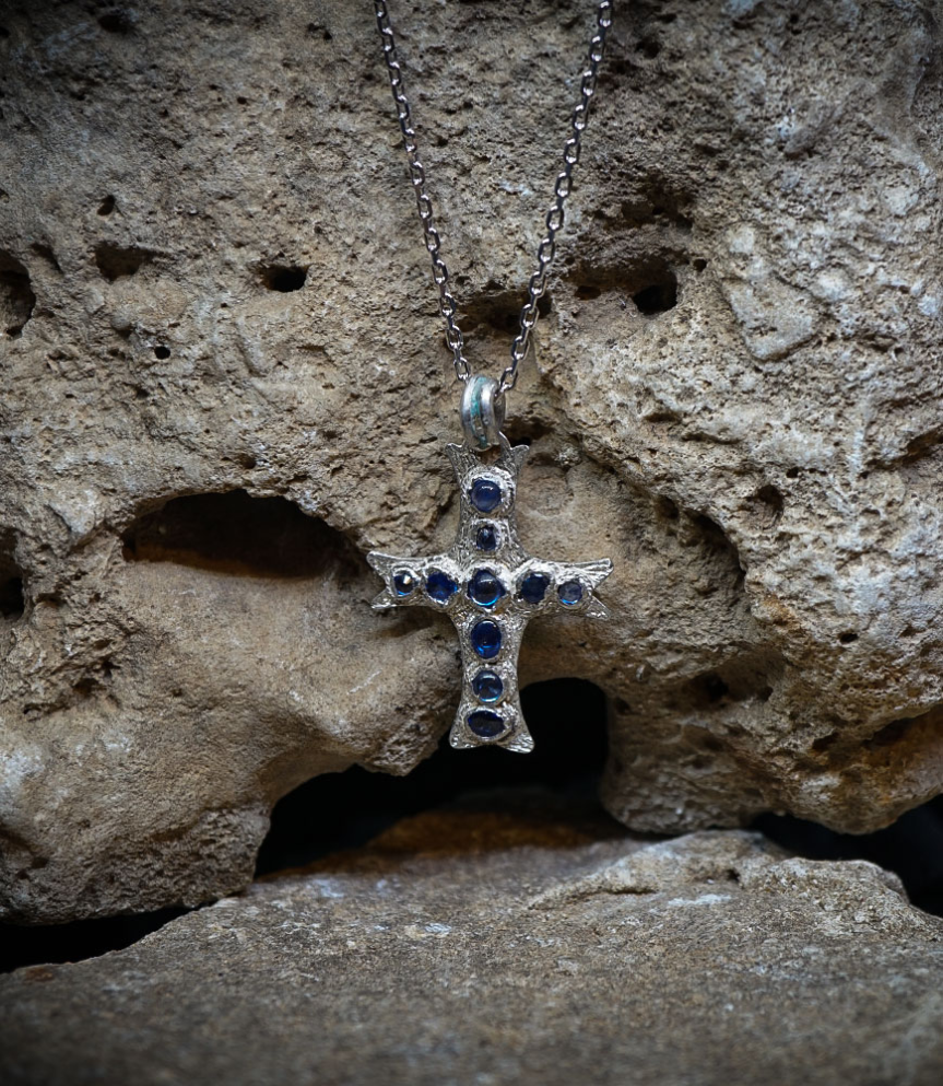 Collier en Argent Massif et Saphir.  Matière: Argent massif 925/1000 Pierre:  Saphir 2,34 carats Poids: 7,65 grammes