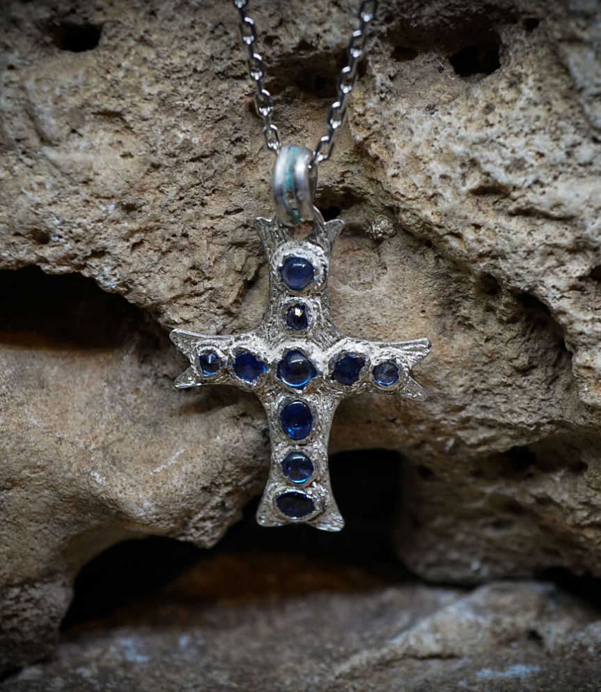 Collier en Argent Massif et Saphir.  Matière: Argent massif 925/1000 Pierre:  Saphir 2,34 carats Poids: 7,65 grammes