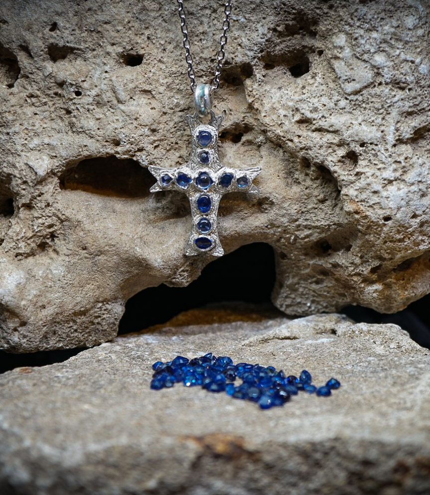 Collier en Argent Massif et Saphir.  Matière: Argent massif 925/1000 Pierre:  Saphir 2,34 carats Poids: 7,65 grammes