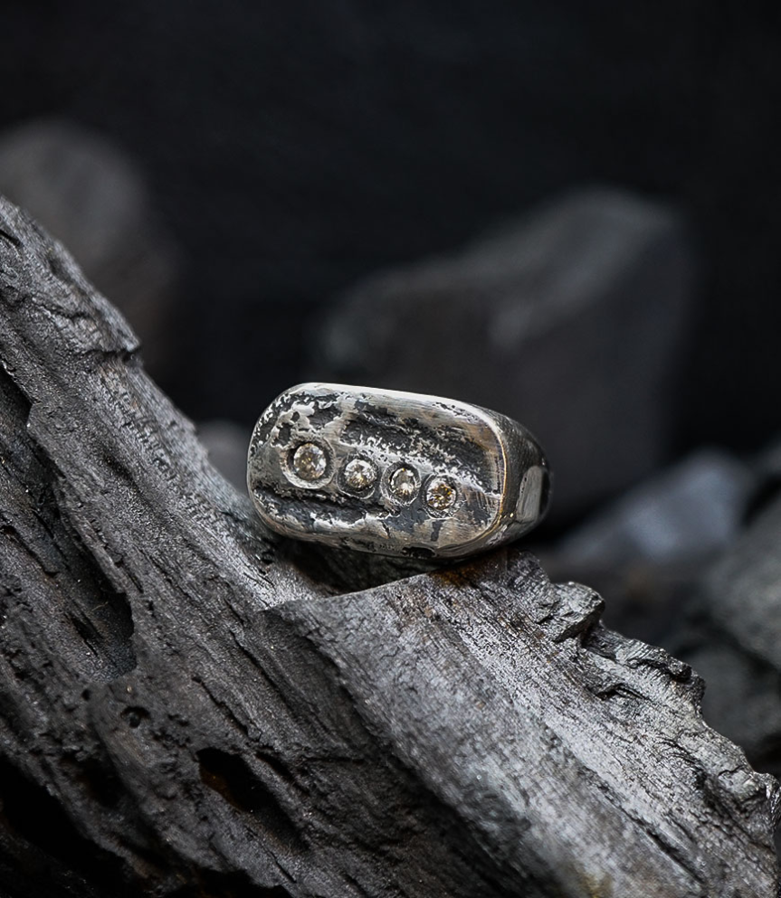 Bague Argent Massif et Diamant.  Matière: Argent massif 925/1000 Pierre: Diamants (0,25 carat) Poids: 24,7 grammes