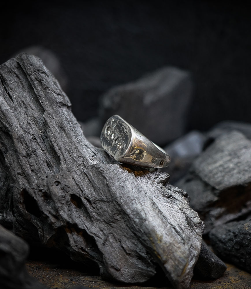 Bague Argent Massif et Diamant.  Matière: Argent massif 925/1000 Pierre: Diamants (0,25 carat) Poids: 24,7 grammes