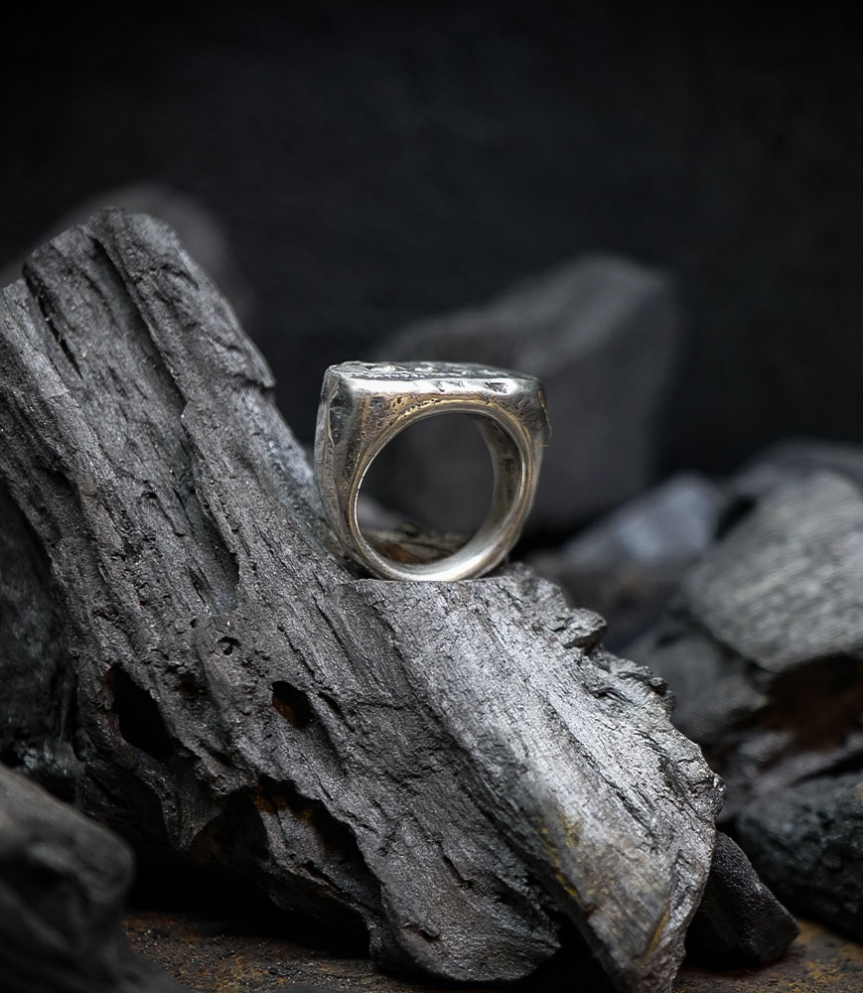 Bague Argent Massif et Diamant.  Matière: Argent massif 925/1000 Pierre: Diamants (0,25 carat) Poids: 24,7 grammes