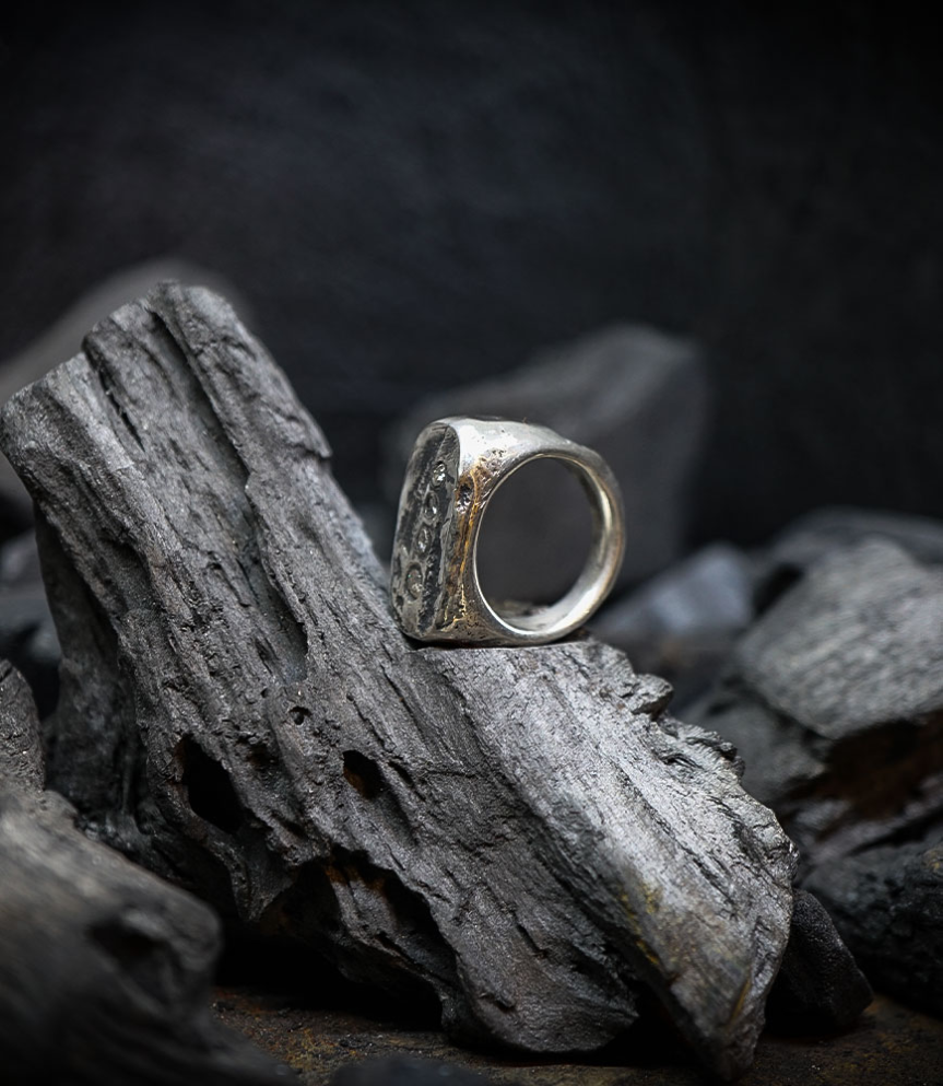 Bague Argent Massif et Diamant.  Matière: Argent massif 925/1000 Pierre: Diamants (0,25 carat) Poids: 24,7 grammes