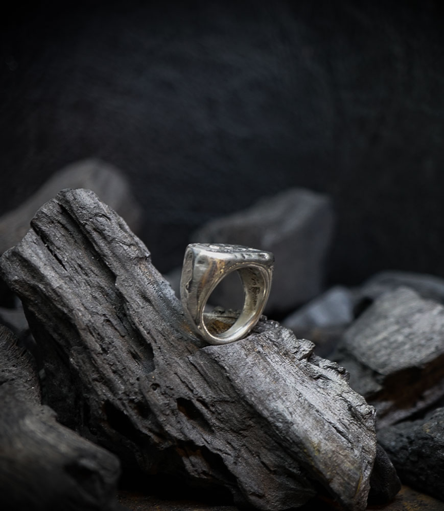 Bague Argent Massif et Diamant.  Matière: Argent massif 925/1000 Pierre: Diamants (0,25 carat) Poids: 24,7 grammes