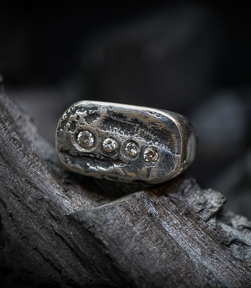 Bague Argent Massif et Diamant.  Matière: Argent massif 925/1000 Pierre: Diamants (0,25 carat) Poids: 24,7 grammes
