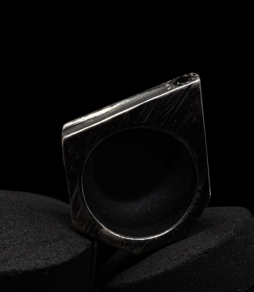 Bague en argent brut et diamant noir création krazy stones par Anthony Barrouyer