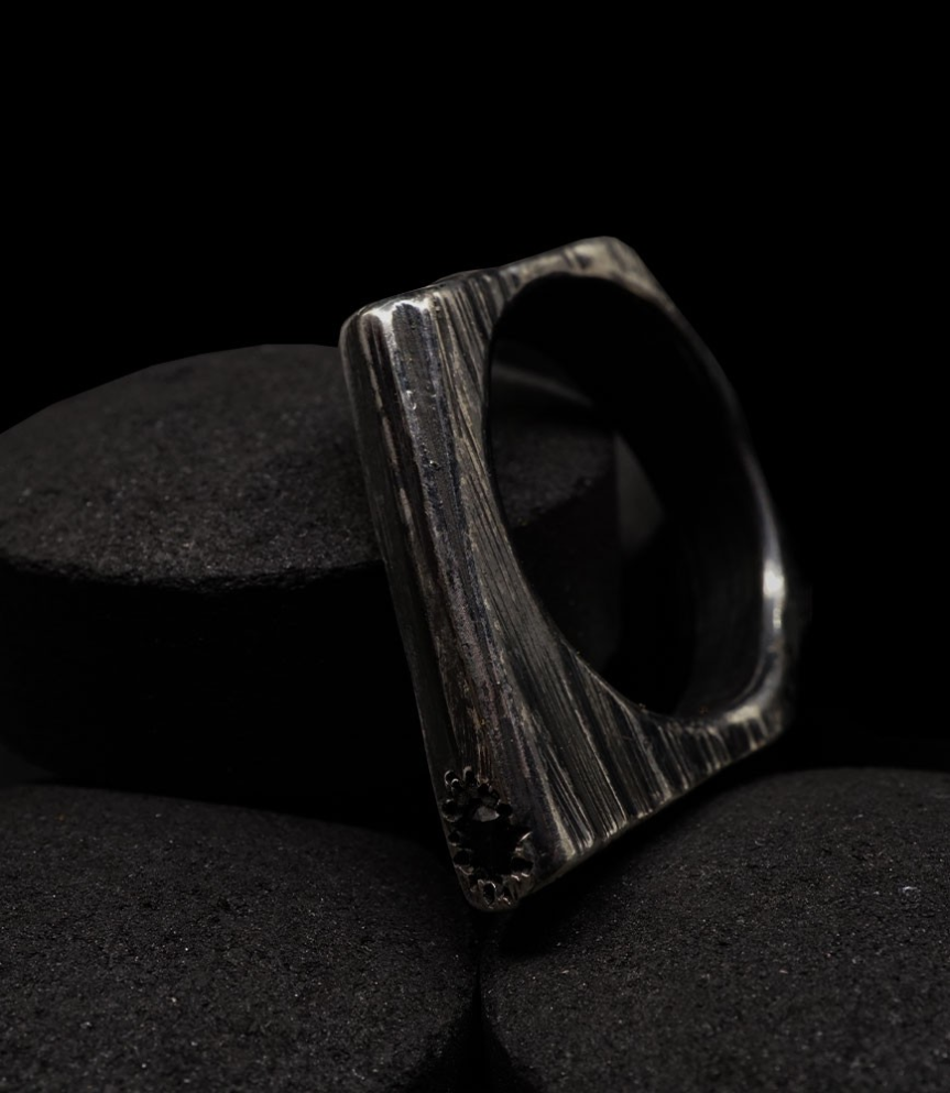 Bague en argent brut et diamant noir création krazy stones par Anthony Barrouyer