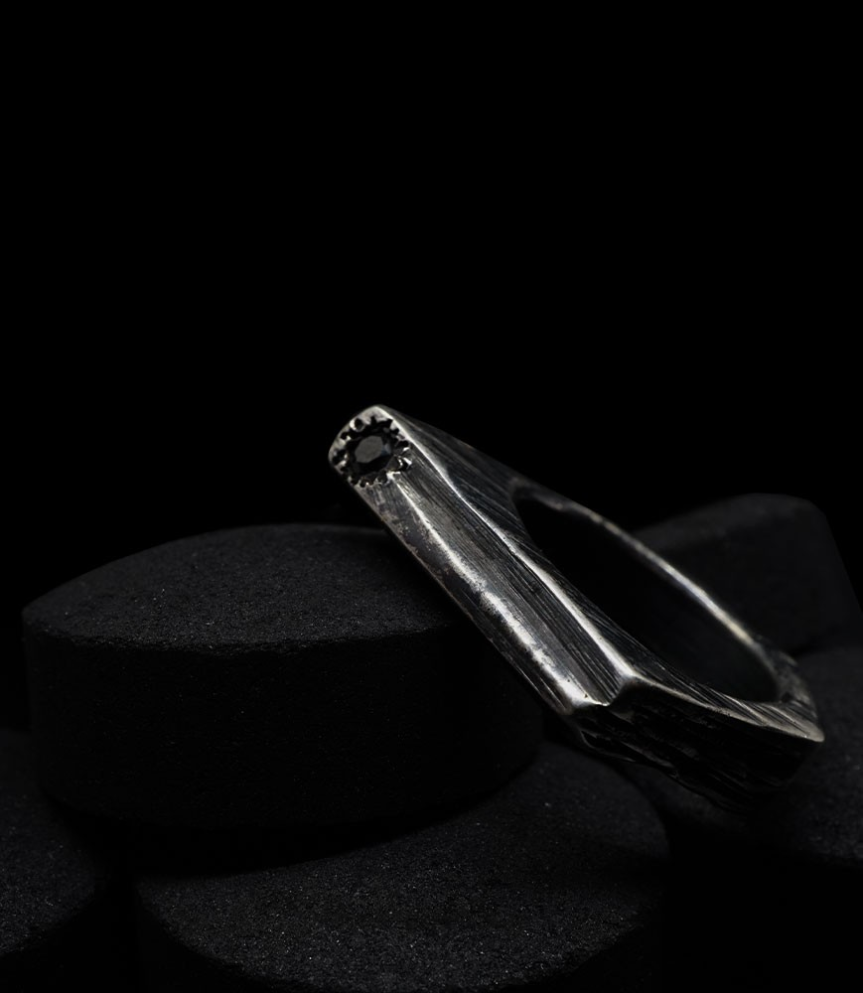 Bague en argent brut et diamant noir création krazy stones par Anthony Barrouyer