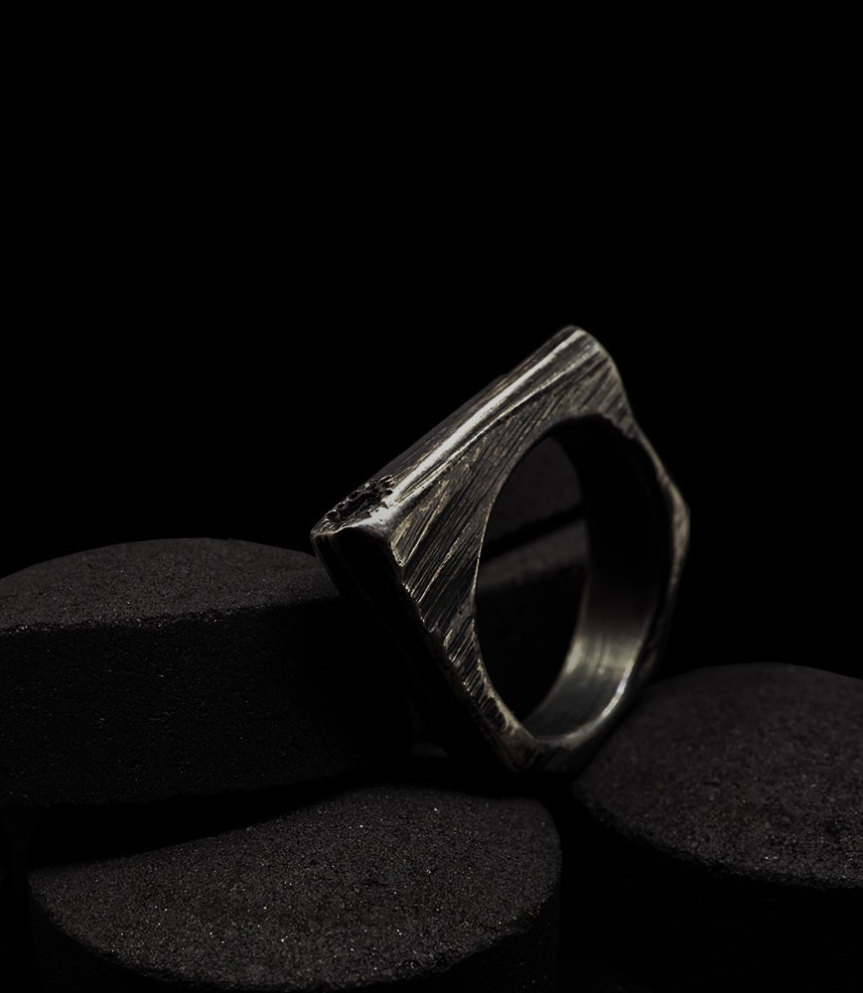 Bague en argent brut et diamant noir création krazy stones par Anthony Barrouyer