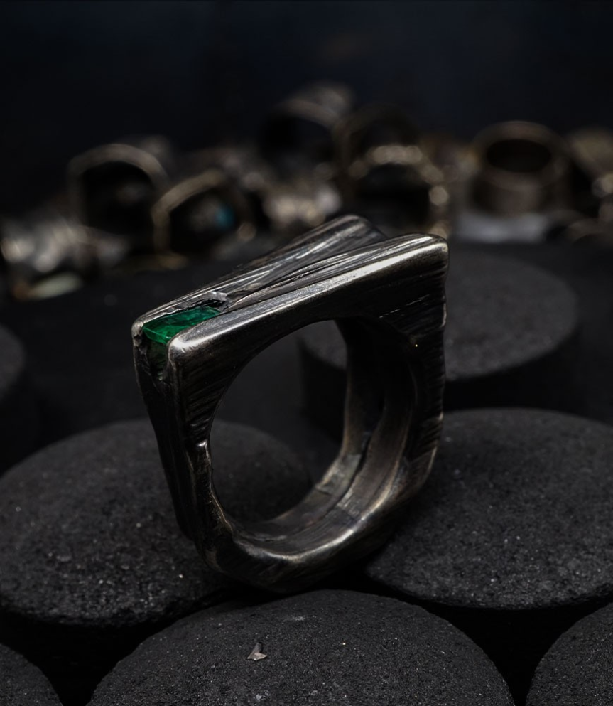 Bague en argent brut et émeraude création krazy stones par Anthony Barrouyer