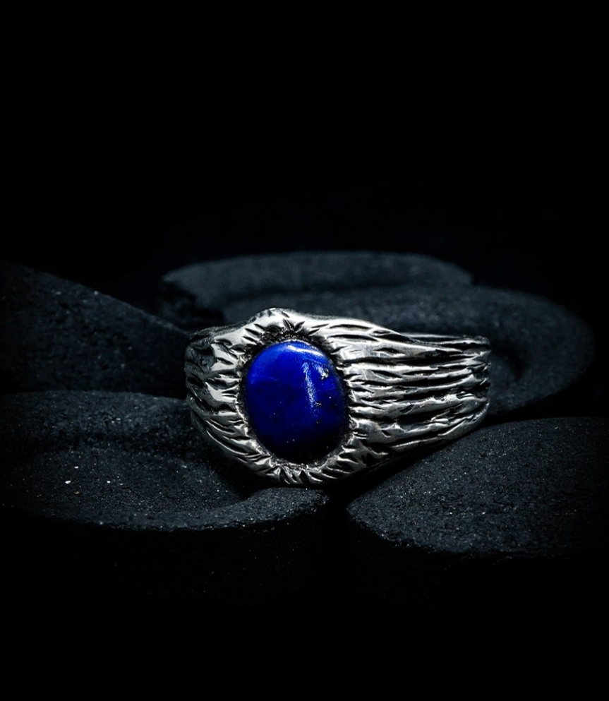 Bague de créateur en argent et pierre précieuse.