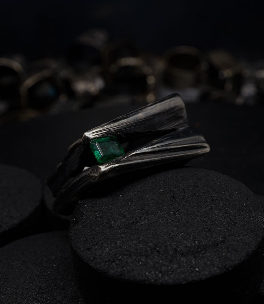 Bague en argent brut et émeraude création krazy stones par Anthony Barrouyer