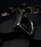 Bague en argent brut et émeraude création krazy stones par Anthony Barrouyer