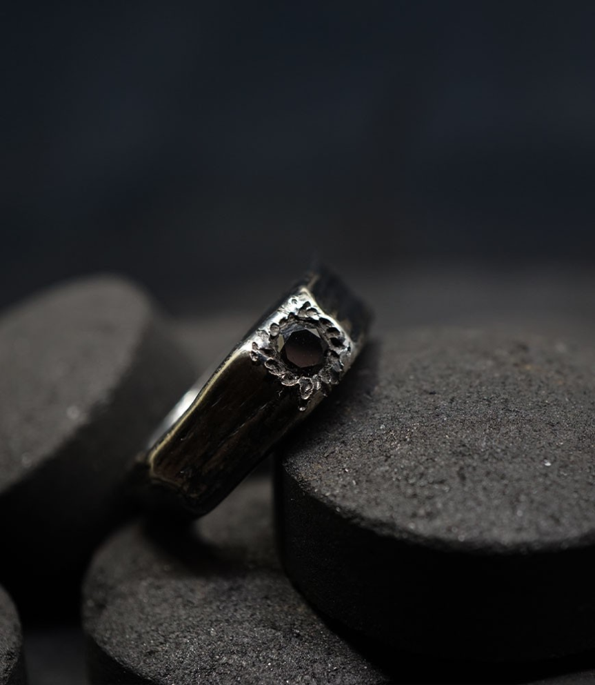 Bague en argent brut et diamant noir création krazy stones par Anthony Barrouyer